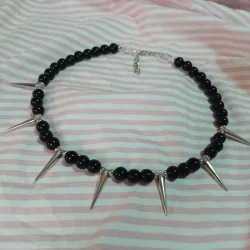 Collar negro con pinchos