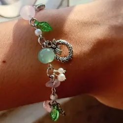 Pulsera con cuentas dijes y cuarzo