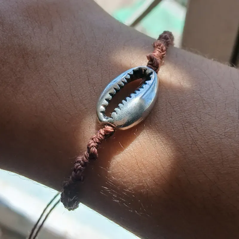 Pulsera de macramé con cauri de metal
