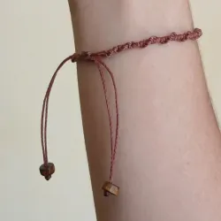 Pulsera de macramé con cuentas planas de madera