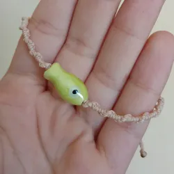 Pulso de macramé con pez de cerámica