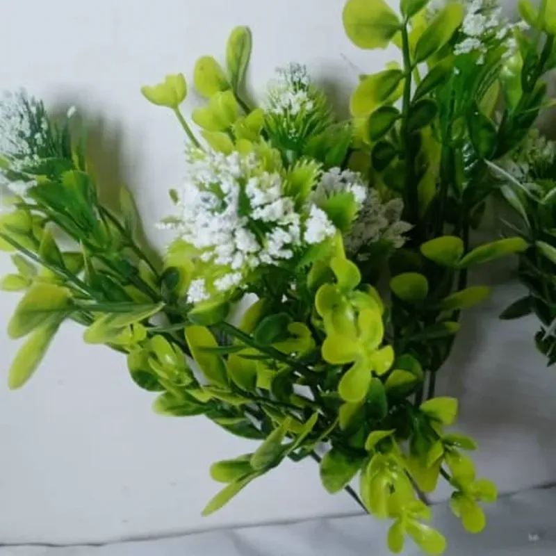 Espigas de flores blancas