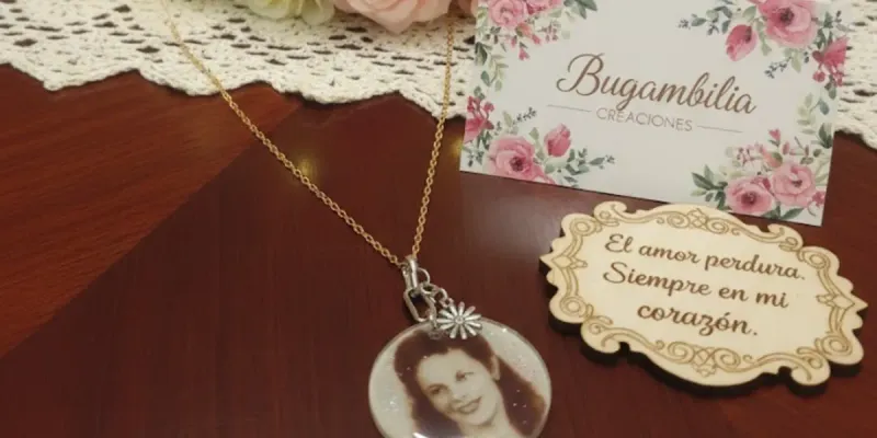 Cadena dorada con dije personalizado con nombre