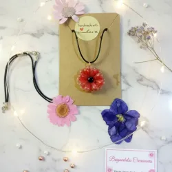 Collar rojo de flores hecho con resina