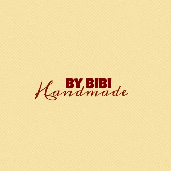 Hecho a mano. Para tu skincare, makeup y accesorios diarios. ✨

📦 Importante:
– Revisa tu producto al momento de recibirlo.
– No se aceptan devoluciones.

🍒 Notas:
• El pago se realizará 50% adelantado por transferencia y la segunda mitad en efectivo al momento de recibir el pedido.
• Una vez esté listo, te notifico y puedes solicitar mensajería o recogerlo. Cuando sea notificado tendrá un máximo de 3 días para recogerlo o solicitar mensajería, de lo contario tendrá que pagar su 50% restante y con gusto se lo reservamos hasta su recogida.
• El tiempo de entrega es de aproximadamente 8 a 10 días 
• ¡Tenemos lacitos y zípers de diferentes colores para que elijas el que más te guste! 🎀✨

Gracias por apoyar lo hecho a mano 💫
– BiBi 💌