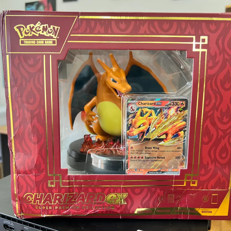 Figura de Pokemon con + de 100 cartas originales. 