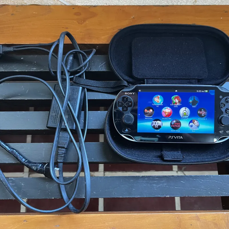 PSVita Fat. Pirateada con sd2vita + 64gb + bolso y cargador original