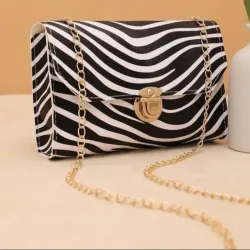 Cartera blanca y negra 