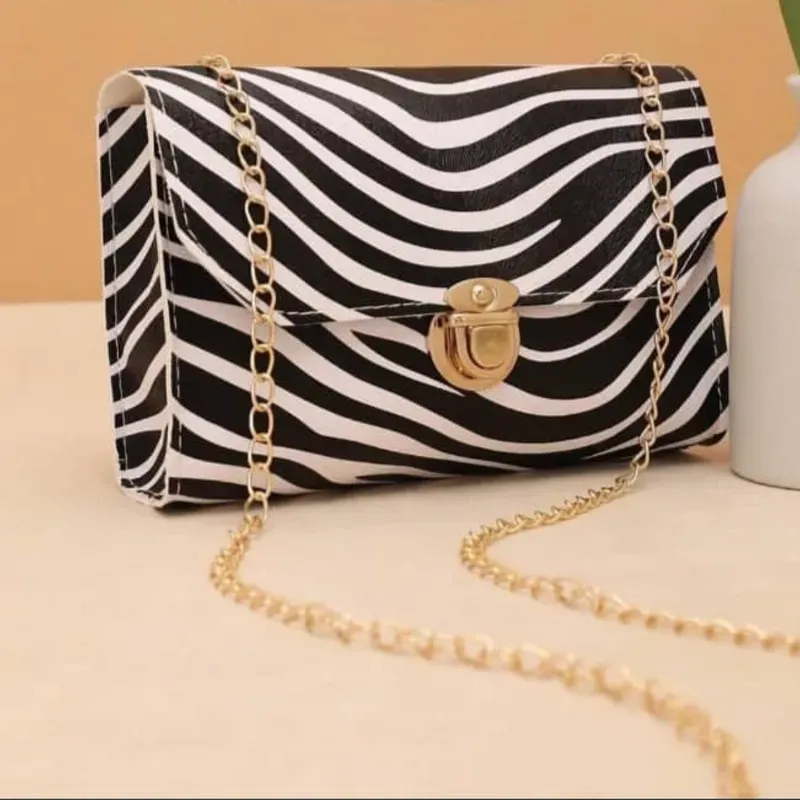 Cartera blanca y negra 