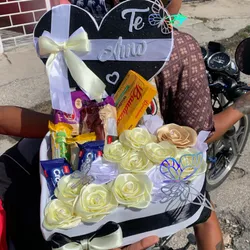 🍭Caja con flores y chucherias 