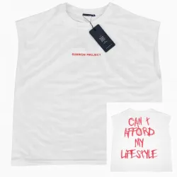 Blanca con letras rojas