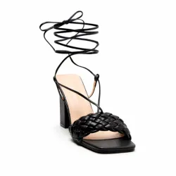 Tacones negros trensado Fashion Nova