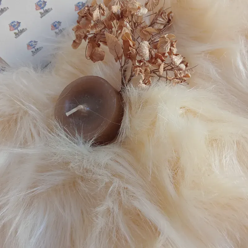 Alfombra de peluche amarilla pastel