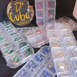 Cajas de piedras en colores 