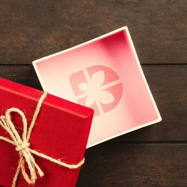 
🎁 ¡Bienvenidos a D'detalles!
Donde cada detalle cuenta y cada regalo tiene alma.
Somos más que una tienda de papelería y detalles personalizados: somos creadores de momentos mágicos, diseñadores de experiencias que conectan corazones.
Gracias por elegirnos para hacer de tus momentos algo verdaderamente especial.🦋


🎁 ¿Quieres agendar un regalo especial? ¡Aquí te explicamos cómo!

Para asegurarte de que tu sorpresa llegue justo en el momento perfecto, te ofrecemos la opción de agendar tu pedido con anticipación. Es muy fácil:

1. Elige tu regalo: Puedes hacerlo desde nuestro catálogo o pedir algo personalizado.
2. Efectúa el pago: El pago es anticipado, solo se confirma su pedido, luego de efectuado el mismo.
2. Indícanos la fecha de entrega: Cuéntanos cuándo quieres que se entregue el regalo (idealmente 5 días de antelación).
3. Confirma los detalles: Nombre del destinatario, mensaje especial, dirección o punto de recogida, y cualquier detalle emocional que quieras incluir.

 ¡Nos encargamos del resto! Prepararemos tu regalo con cariño y lo entregaremos en la fecha acordada, asegurándonos de que sea una experiencia inolvidable.

✨ Puedes agendar tu regalo directamente por WhatsApp. Si tienes dudas, estamos aquí para ayudarte a crear momentos mágicos.