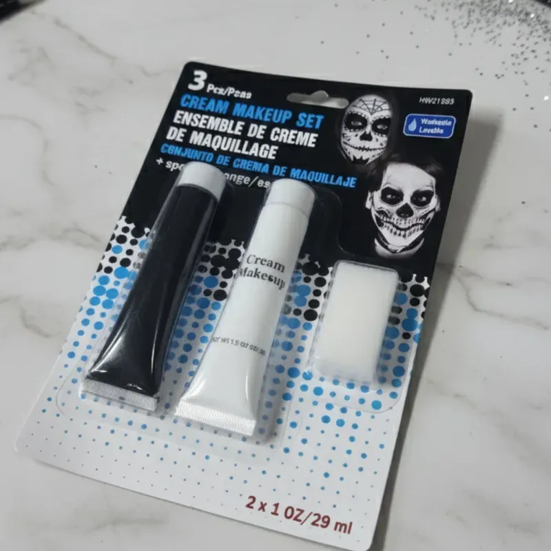 Combo de maquillaje blanco y negro 