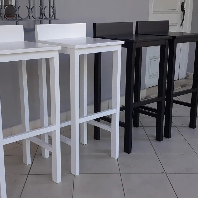 Banqueta de madera con respaldo bajo