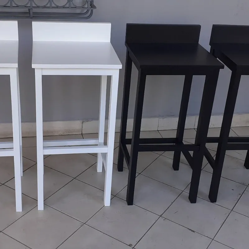 Banqueta de madera con respaldo bajo