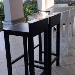 Banqueta de madera con respaldo bajo
