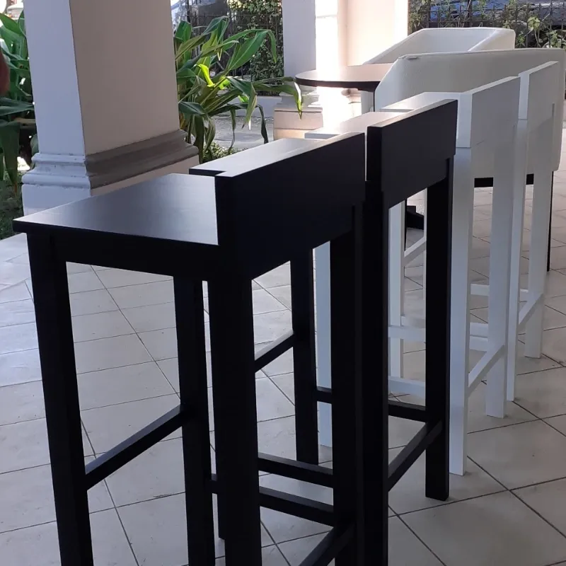 Banqueta de madera con respaldo bajo