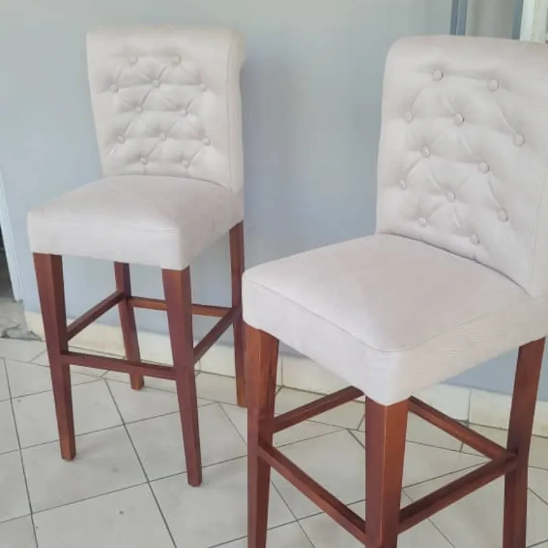 Banqueta de madera con respaldo y asiento tapizados