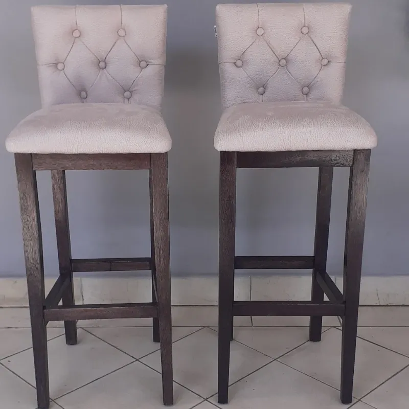 Banqueta de madera con respaldo y asiento tapizados.