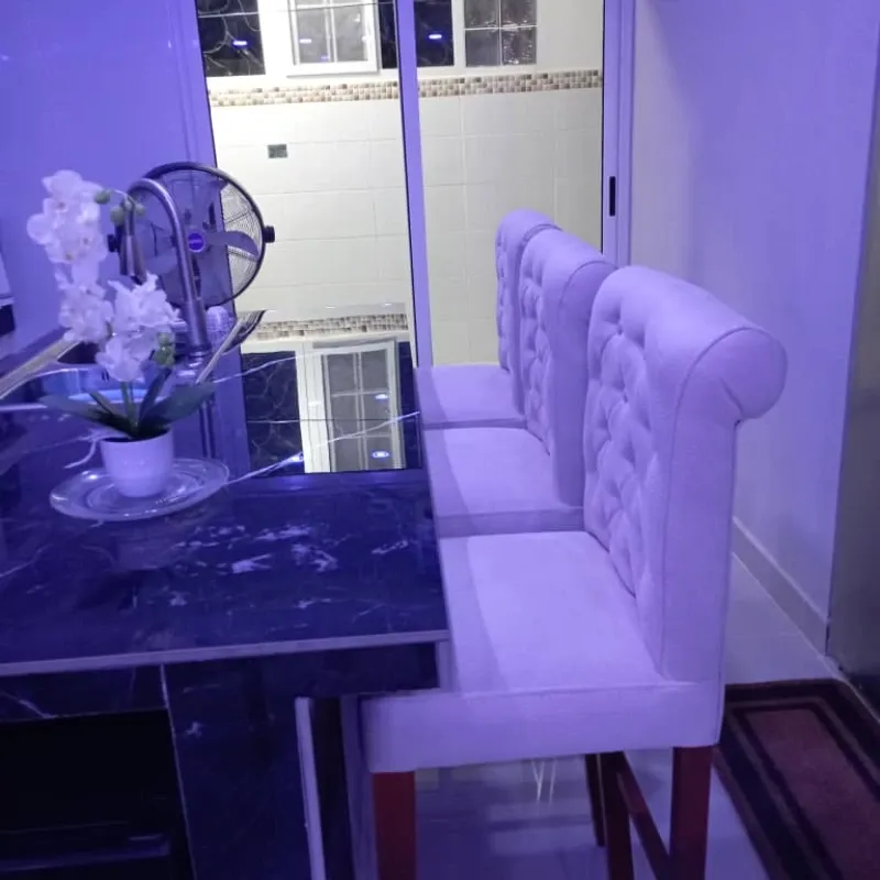 Banqueta de madera con respaldo y asiento tapizados