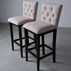 Banqueta de madera con respaldo y asiento tapizados.