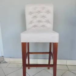 Banqueta de madera con respaldo y asiento tapizados
