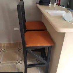 Banqueta de madera y asiento tapizado