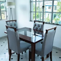 Juego de comedor de cuatro sillas capitoneadas
