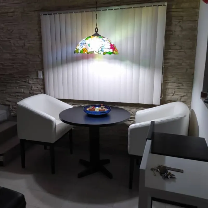 Juego de comedor de dos sillas tapizadas