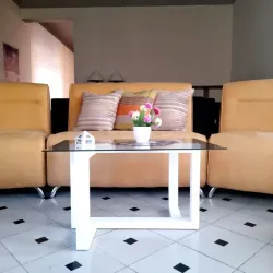 Mesa baja con sobre de cristal