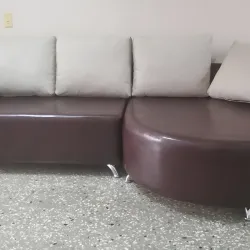 Sofá de dos plazas y chaise longue curvo integrado