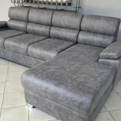 Sofá de tres plazas y chaise longue integrado