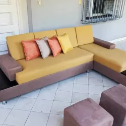 Sofá de tres plazas y chaise longue integrado