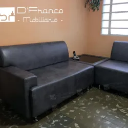 Sofá esquinero de tres plazas y mesa baja