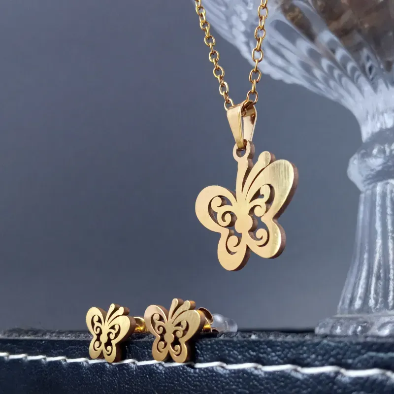 Set de Collar y Aretes 🦋