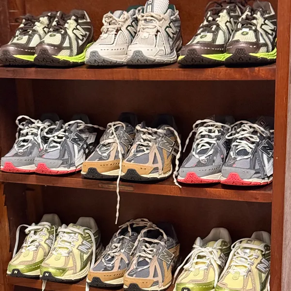 Djongh Shop es una tienda de ropa masculina fundada en 2024, dedicada a ofrecer las últimas tendencias en moda para hombre. Nos especializamos en tenis, ropa urbana y prendas modernas, pensadas para quienes buscan un estilo fresco, auténtico y a la vanguardia.
En nuestra tienda encontrarás desde básicos versátiles hasta piezas exclusivas que marcan la diferencia, siempre con la mejor relación entre calidad y estilo. Nuestro objetivo es ayudarte a vestir con confianza y comodidad en cada ocasión.