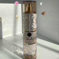 Colonia Bath & Body Works Eau de Coconut.