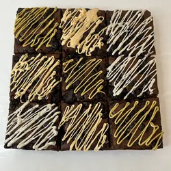 Brownie con chispas de chocolate y topping