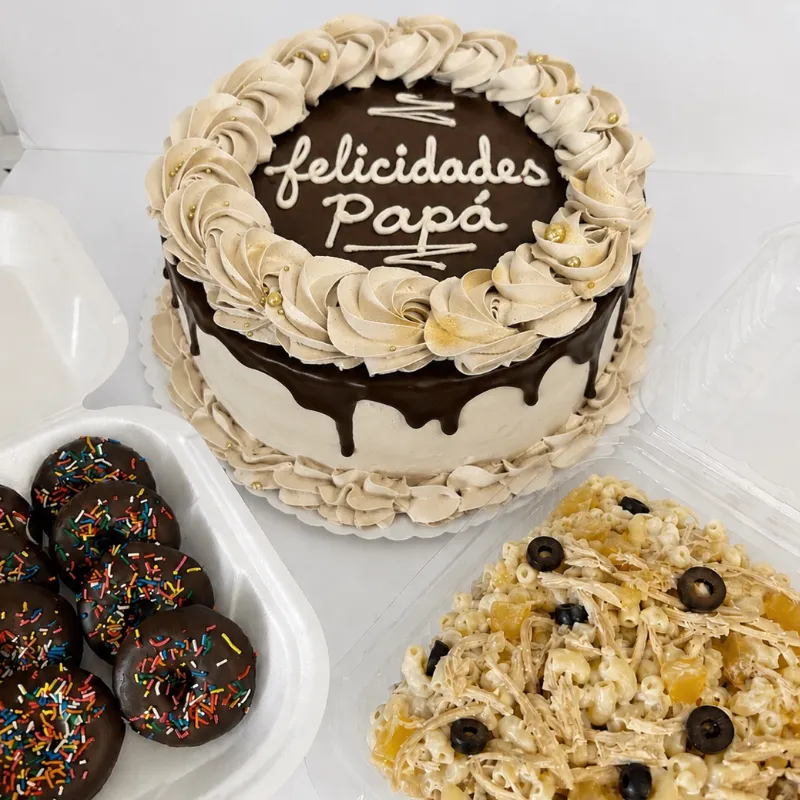 Cake 22 cm con relleno de ganache de chocolate/Ensalada Fría/ set de donas