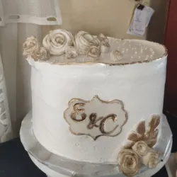 Cake blanco y dorado con detalles en fondant 