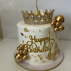 Cake con corona y brillos.