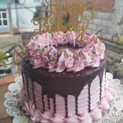 Cake con drip de chocolate y happy birthday