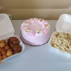 Cake/croquetas/Bolitas de queso y ensalada fría.