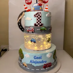 Cake de 2 pisos con piso de aclirico y temática no comestible