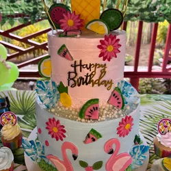 Cake de 2 pisos con temática comestible