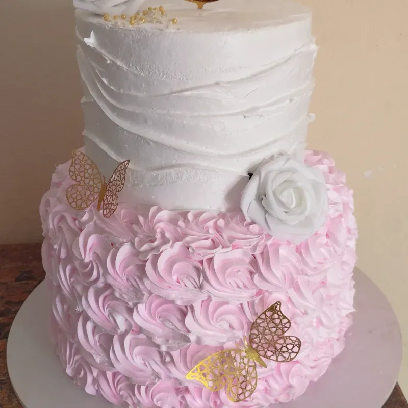 Cake de 2 pisos con temática no comestible 