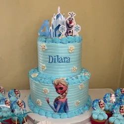 Cake de 2 pisos para 35 porciones aproximadamente.